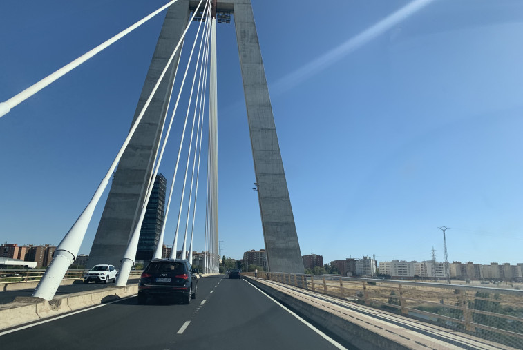 El Puente Real de Badajoz lleva diez años sin pintarse y sus tirantes se oxidan