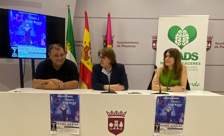 Momento de la presentaciu00f3n del tributo al cantante Vu00edctor Manuel en el Ayuntamiento de Plasencia.