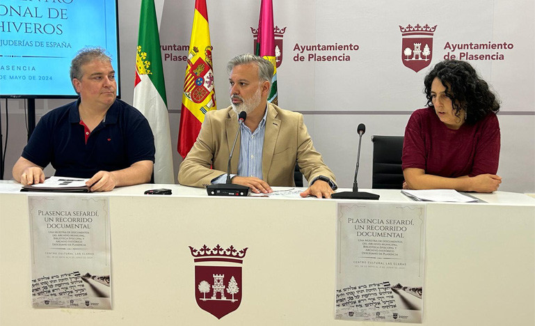 El alcalde de Plasencia, Fernando Pizarro, en el centro, en la presentaciu00f3n de la muestra.