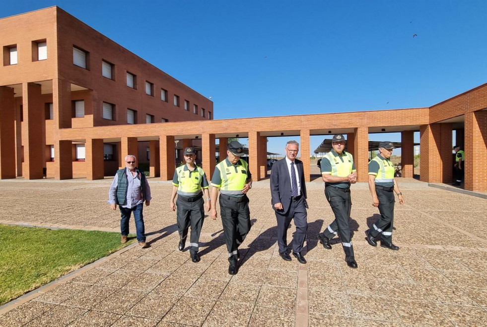 El delegado del Gobierno extremeño visita la Escuela de Tráfico de la Guardia Civil en Mérida