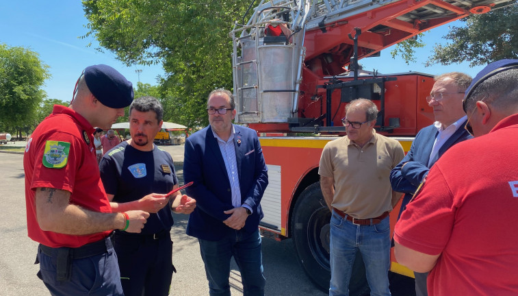 La Diputación de Cáceres entrega un camión-escala a los bomberos de Portugal