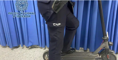 Roba un collar de un tirón aprovechando que iba montado en un patinete eléctrico