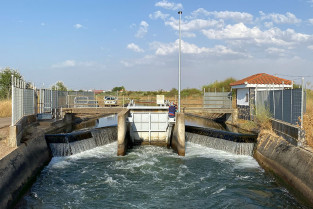 Evacuados al hospital una mujer y su hijo de 2 años tras caer con el coche a un canal de riego