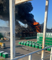 Un incendio en una fábrica de tomates de Miajadas desata una intensa columna de humo