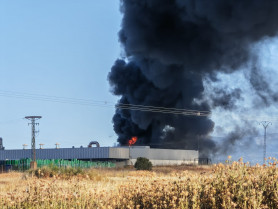 El incendio en la fábrica de tomate de Miajadas ha afectado a una zona de máquinas y bidones
