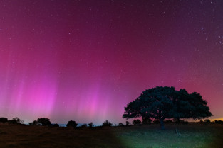 El moralo Pablo Alfonso Recuero inmortaliza la impresionante aurora boreal desde Casas de Belvís