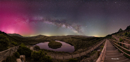 Manuel Rico inmortaliza la aurora boreal y la Vía Láctea sobre el meandro El Melero