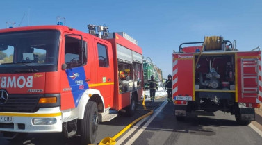 Dos personas excarceladas por los bomberos al chocar su vehículo contra un camión en la A-5