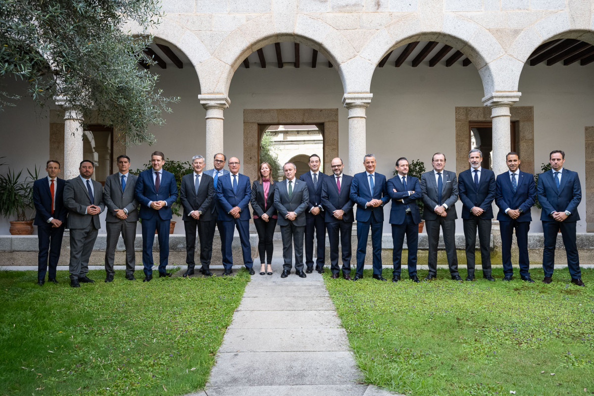 El consejero Manuel Castizo junto a los firmantes del aval.
