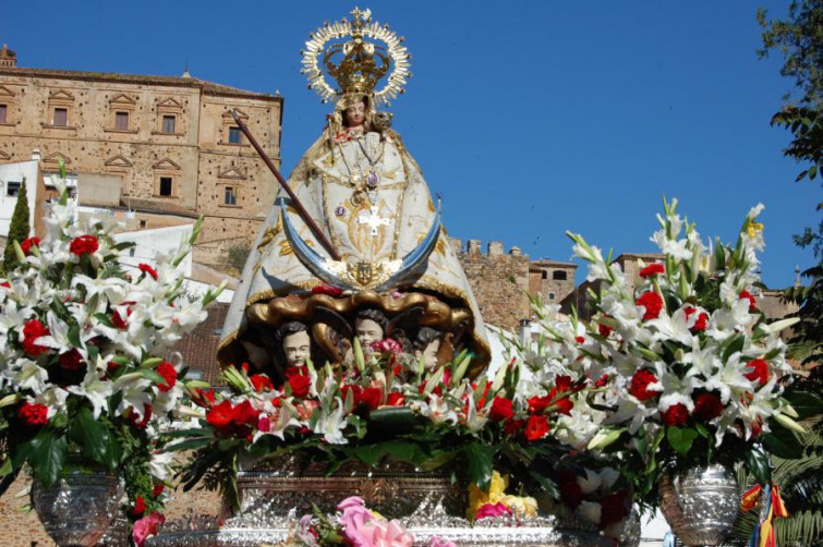 Procesión, besamanos y mantos: así es la Bajada de la Virgen de la Montaña en Cáceres