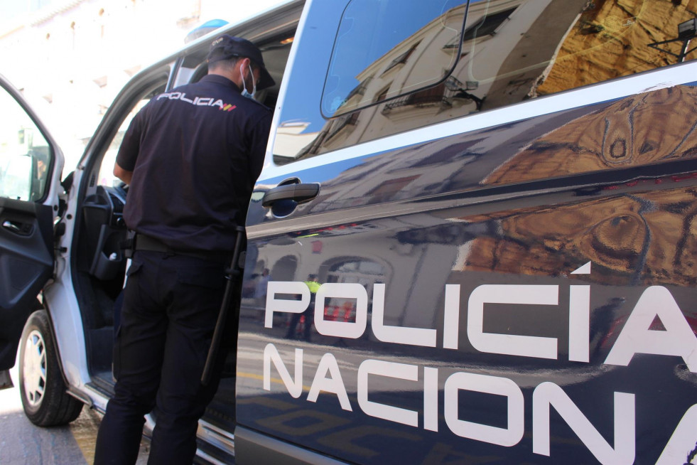 Dos detenidos tras ser sorprendidos mientras robaban una máquina de cobro automático en Badajoz
