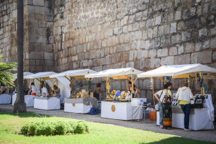 El mercado de artesanía de 'A mano sin prisas' se celebra desde el miércoles en Mérida
