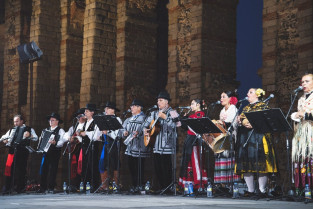 Ritmos de Kenia, Uruguay y Extremadura se fusionan en el Festival Folklórico de los Pueblos del Mundo