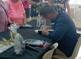 El escritor Daniel Fopiani presenta su última novela en el Centro de Mayores de Moraleja