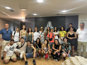 Jóvenes participan en un campo de voluntariado de excavación arqueológica en Mérida