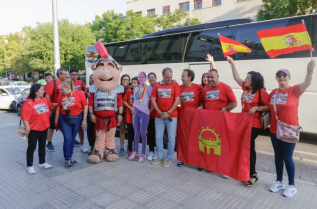 Un autobús parte de Mérida con destino a París para animar a la piragüista Estefanía Fernández