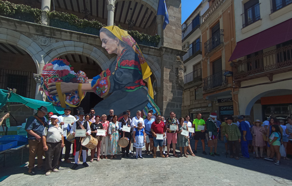 Plasencia presenta el cartel del Martes Mayor con un homenaje a la artesanía