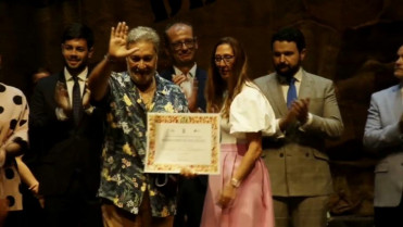 Enrique El Extremeño recibe un galardón en el Festival del Cante de las Minas