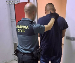 Roban un bolso y sacan dinero con la tarjeta utilizando un coche robado