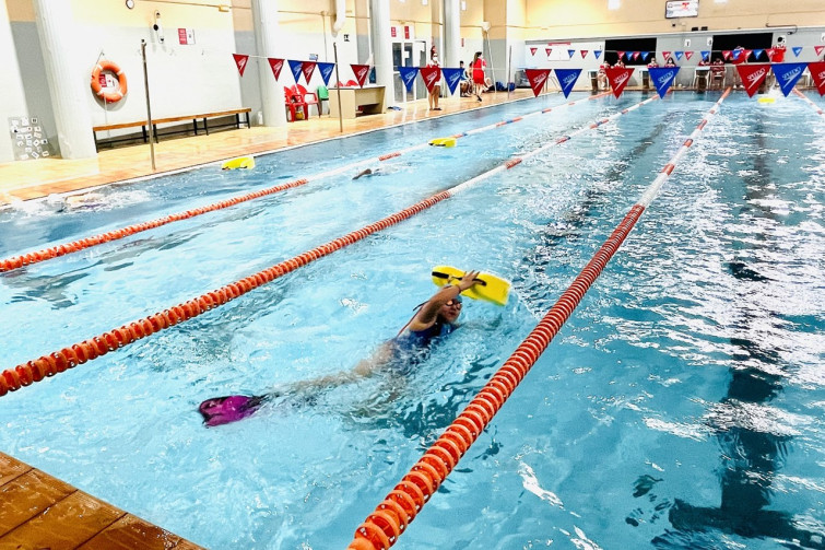 El Ayuntamiento de Cáceres oferta cerca de 500 plazas en el programa de natación de verano