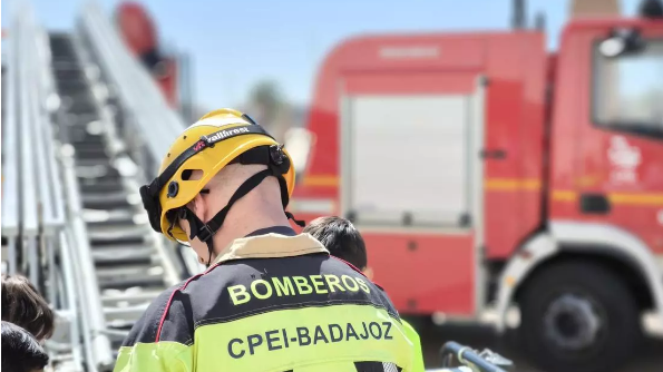 Tres personas afectadas por inhalación de humo en el incendio de una vivienda en Badajoz
