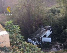 Excarcelada una persona del interior de un coche tras sufrir un accidente de tráfico en Zarza de Granadilla