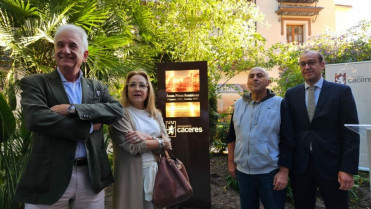 Un monolito rinde homenaje al arquitecto Ángel Pérez, autor de más de 550 proyectos en Cáceres
