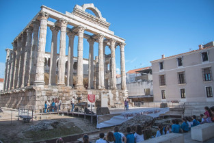 Más de un centenar de escolares participan un cuentacuentos en el Templo de Diana de Mérida