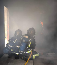 Los bomberos rescatan a una persona atrapada en el incendio de una vivienda en Don Benito