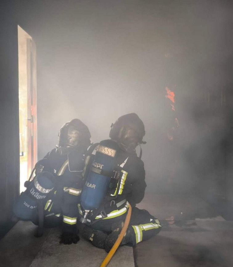 Los bomberos rescatan a una persona atrapada en el incendio de una vivienda en Don Benito