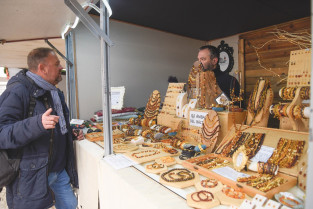 Una asociación de mujeres rurales participa en el mercado artesanal de Semana Santa de Mérida