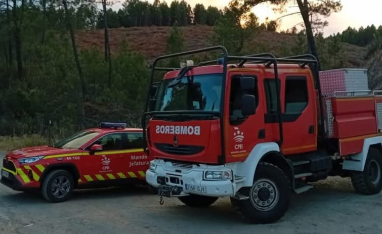 Los bomberos excarcelan a un hombre atrapado en su vehículo tras sufrir un accidente en Mengabril