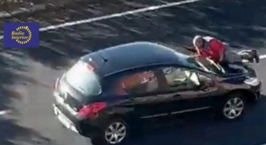 Se entrega el conductor temerario que circuló con un hombre sobre el capó en Cáceres