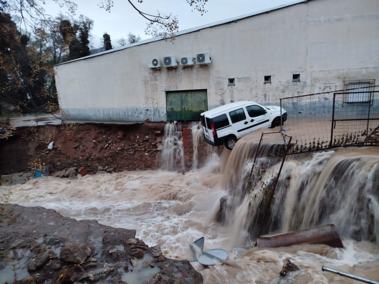 Más de 310 millones de litros de agua han inundado la parte baja de Jarandilla al romperse la presa de La Maricana