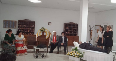 Los mayores de Ribera del Fresno disfrutan del teatro con la actuación del grupo Batilo