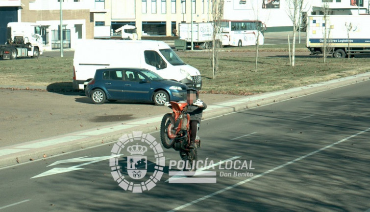 Varios motociclistas sancionados en Don Benito por exceder los límites de velocidad y realizar acrobacias