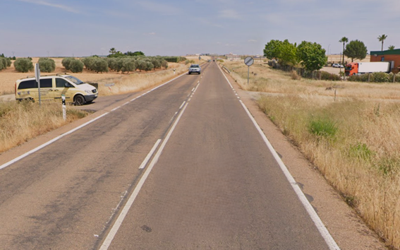 Los bomberos excarcelan a los heridos de un accidente entre dos vehículos en la EX-104