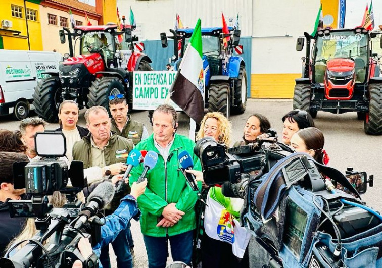 Los tractores que llevan la voz del campo extremeño ya están de camino a Bruselas
