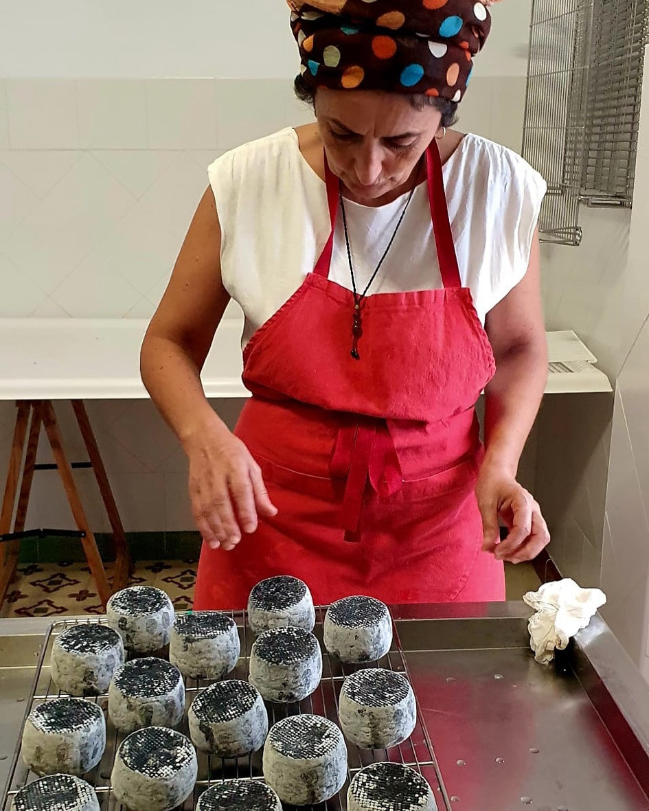 La pasiu00f3n, la tradiciu00f3n y el saber hacer artesanal han llevado a Remedios Carrasco, veterinaria y quesera de Zafra (Badajoz), a alcanzar la cima nacional en el mundo del queso. @jarropaysita Su creaciu00f3n, el queso