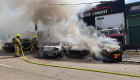 Los bomberos de Coria sofocan un incendio de varios turismos en el Polígono Los Rosales