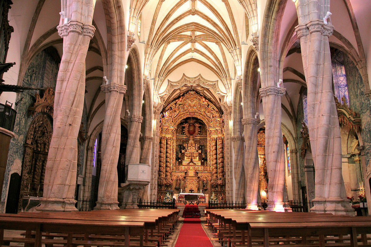 144 145  Interior de la Iglesia de Santa María de la Magdalena. Foto Turismo de Olivenza.