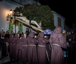 Silencio, incienso y memoria: el Cristo del Rosario volvió a procesionar en Ribera del Fresno tras más de medio siglo