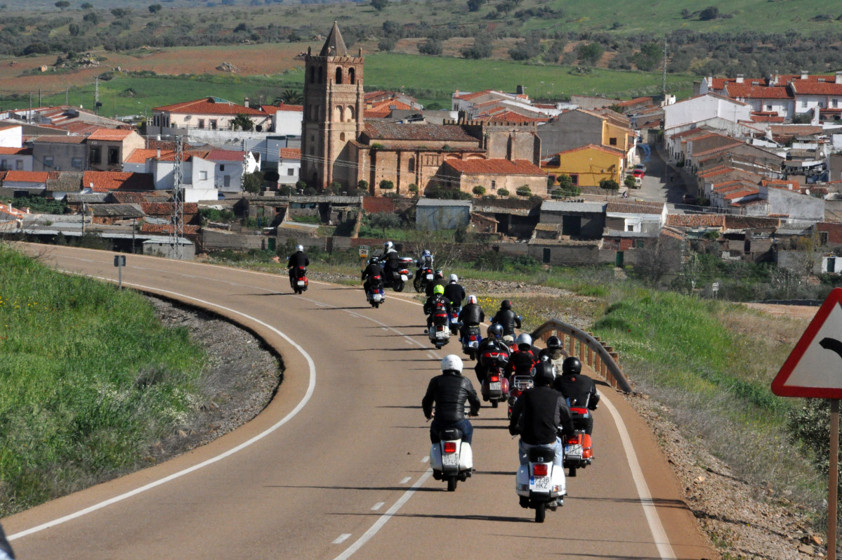 137 137  RECORRIDOS EN VESPAS ENTRE VIÑEDOS ALMENDRALEJO