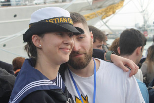 Del Pozo al Pacífico: una vela encendida por San Juan Macías cruza los mares