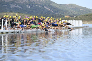 La playa de Peloche acoge el Campeonato de Extremadura de triatlón por equipos