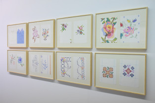La artista Edén Barrena transforma en arte el ajuar tradicional en su exposición ‘Muestrario’