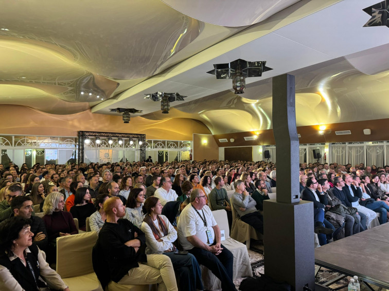Navalmoral se rinde a la actitud positiva de Víctor Küppers en una conferencia con más de 650 personas