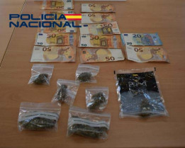 Pillado un hombre 34 años vendiendo droga en su coche junto a una menor