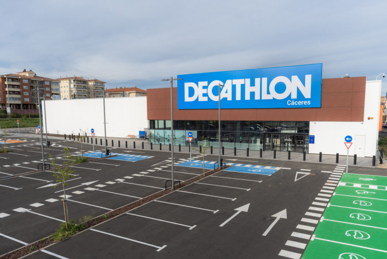 Decathlon niega que vaya a cerrar sus tiendas en Badajoz, Cáceres, Mérida y Villanueva de la Serena