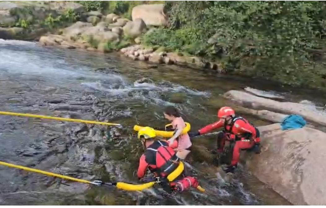 Rescate del menor por los bomberos del SEPEI  Diputaciu00f3n de Cu00e1ceres